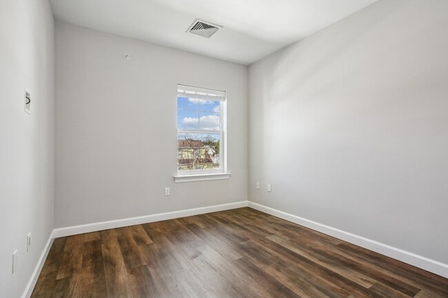 Building Photo - Onyx