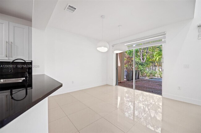 Building Photo - 21012 NE 34th Ct