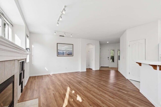 Building Photo - Single-Story 3-Bedroom with 3-Car Garage in Mace Ranch