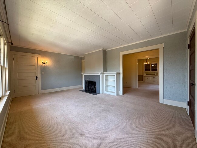 Building Photo - Fabulous Bankers Hill location 3 Bedroom Top-floor duplex unit