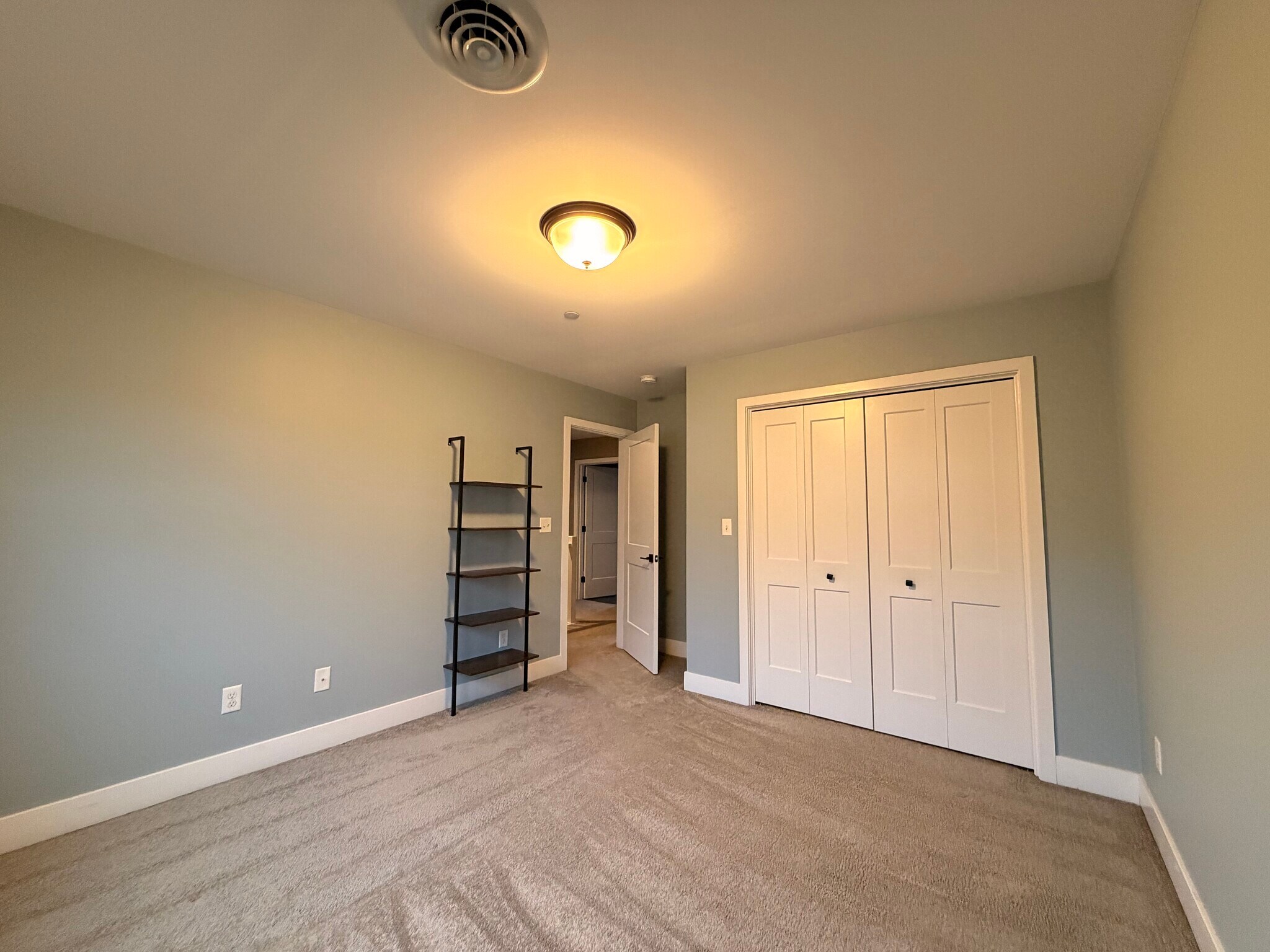 Building Photo - 746 Golden Spring Dr