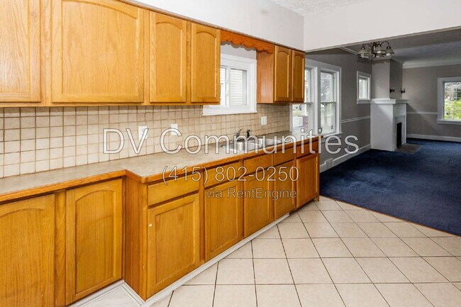 Building Photo - 9110 Rosewood Ave