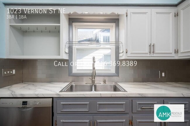 Building Photo - 1023 Vernon St NE