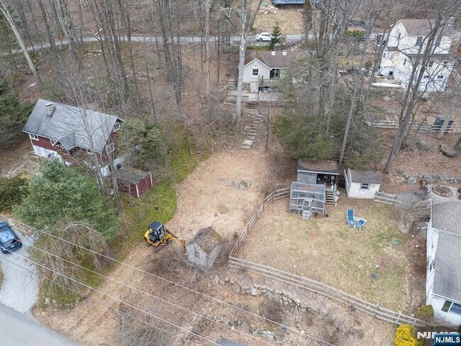 Building Photo - 240 Acabonack Rd