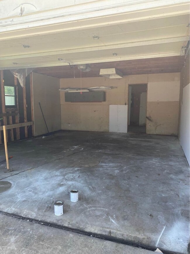 Building Photo - 605 Hillview Dr