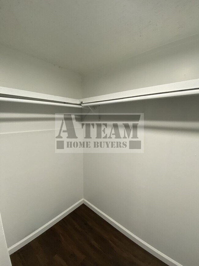 Building Photo - Fully Remodeled 3 Bed 2 Bath on Large lot.