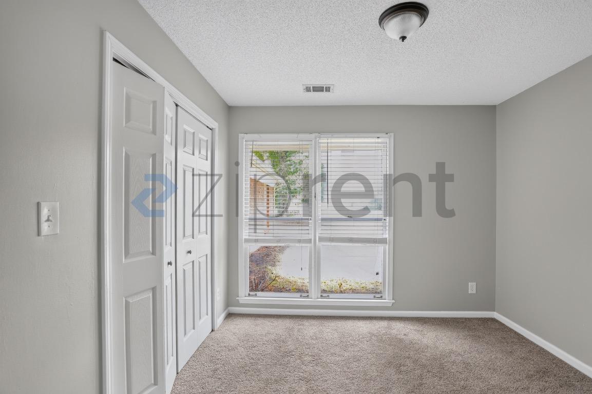 Building Photo - Unit