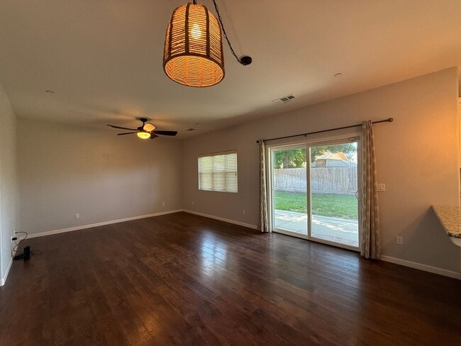 Building Photo - harming 3 bedroom, 2 bathroom single-story...