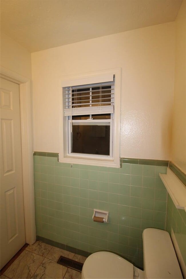 Building Photo - 2000 E Alameda St