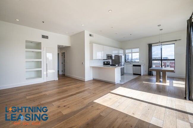 Building Photo - 8811 Burton Way