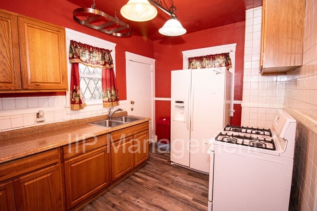 Building Photo - VOUCHERS ACCEPTED! LARGE 4 BEDROOM/2 BATHR...