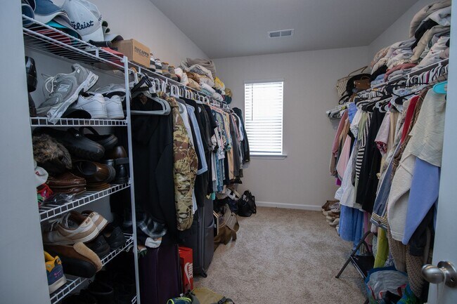 Building Photo - Stylish & Spacious Pet-Friendly Home in Bo...