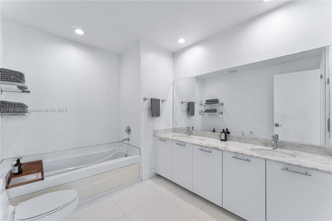 Building Photo - 950 Brickell Bay Dr