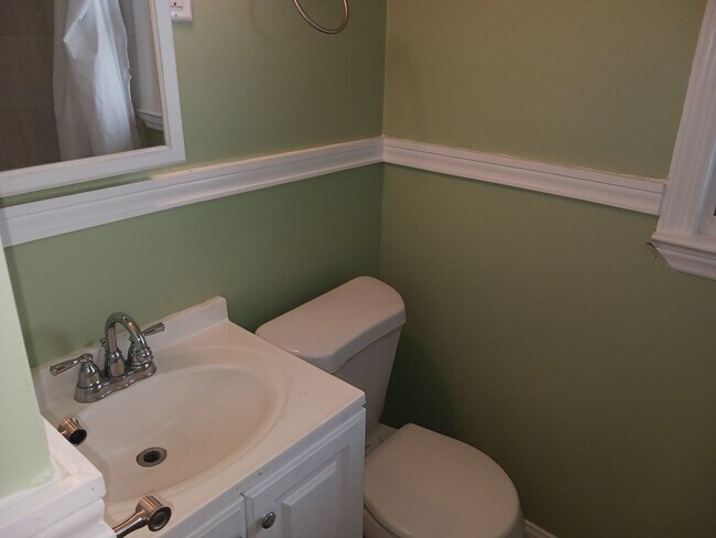 Building Photo - Walk to the Beach! Unfurnished, 2 Bedroom,...