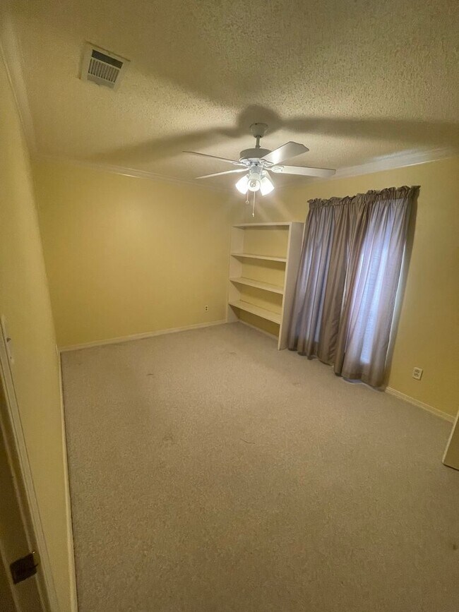 Building Photo - Gorgeous 3 Bedroom Home with Sunroom and Bonus Room!