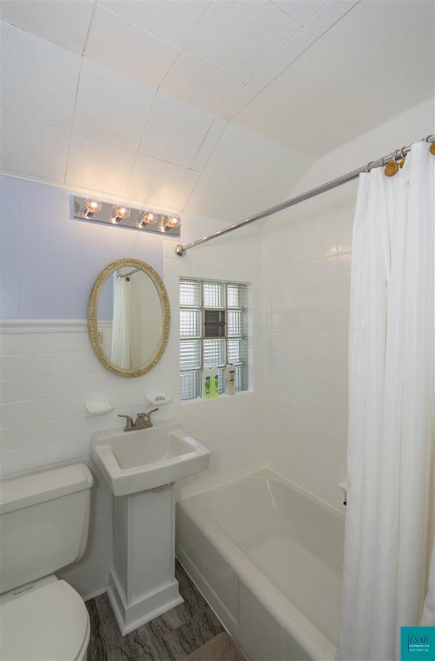 Building Photo - AVAILABLE JUNE - Charming 3 Bed, 1 Bath Home in East hillside!