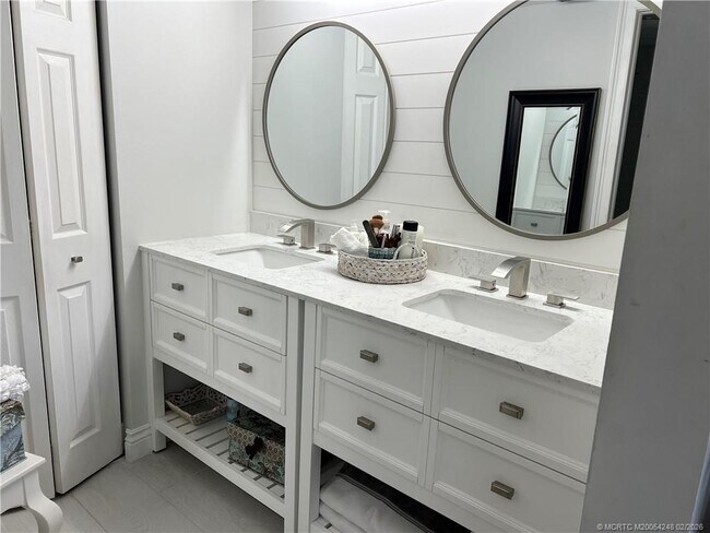 Building Photo - 1950 SW Palm City Rd