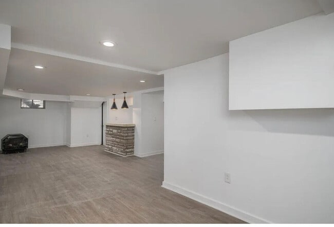 Building Photo - 667 Longview Dr