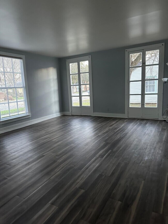 Building Photo - 800 Travis St