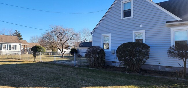 Building Photo - For Rent