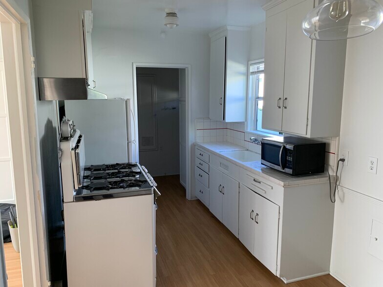 Kitchen - 1044 Ocean Park Blvd