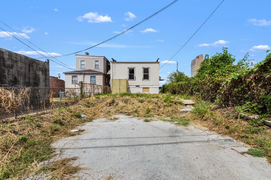 Building Photo - 3630 Tholozan Ave