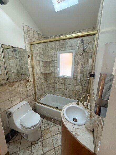 Building Photo - 8921 Rosewood Ave