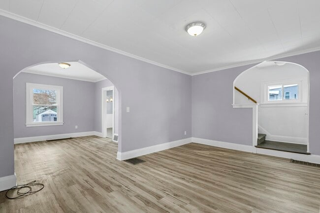 Building Photo - 943 Cloverdale Rd