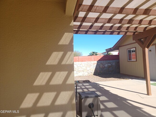 Building Photo - 2300 Honey Dew St