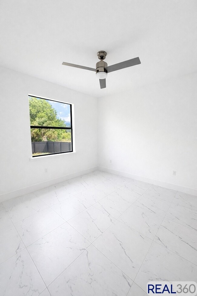 Building Photo - 2416-2418 Xelda Ave N