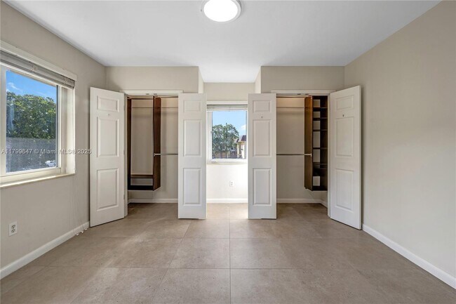Building Photo - 930 SW 24th Ct