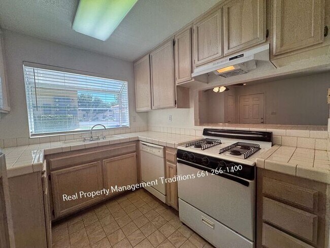 Building Photo - Stylish 3 Bed 2 Bath