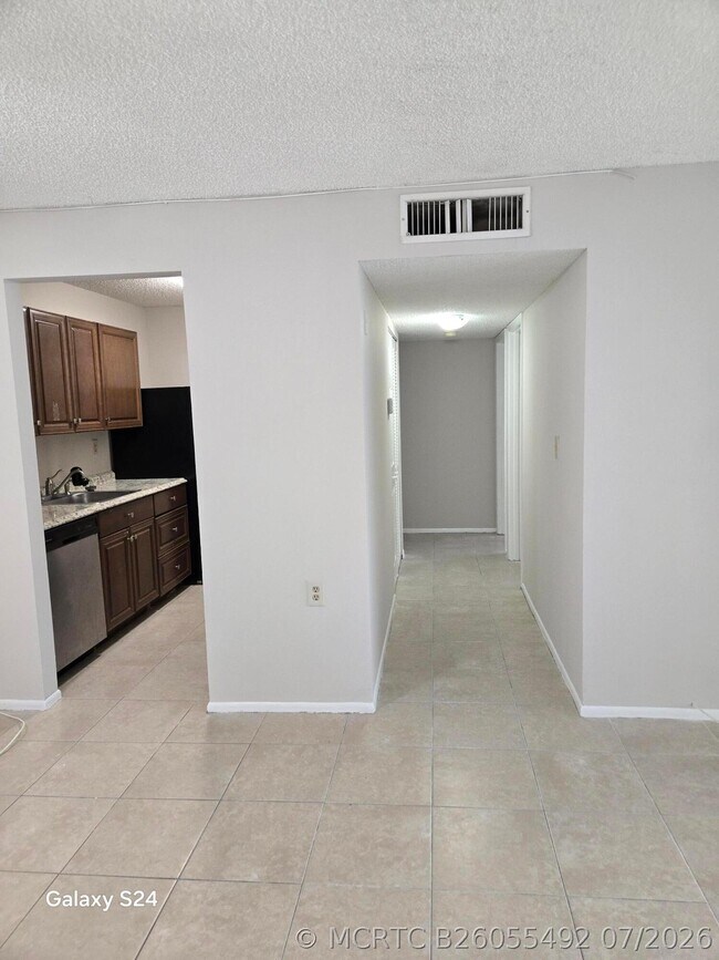 Building Photo - 1141 Lake Victoria Dr