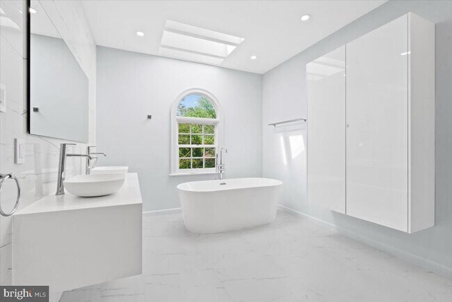 Building Photo - 1626 Foxhall Rd NW