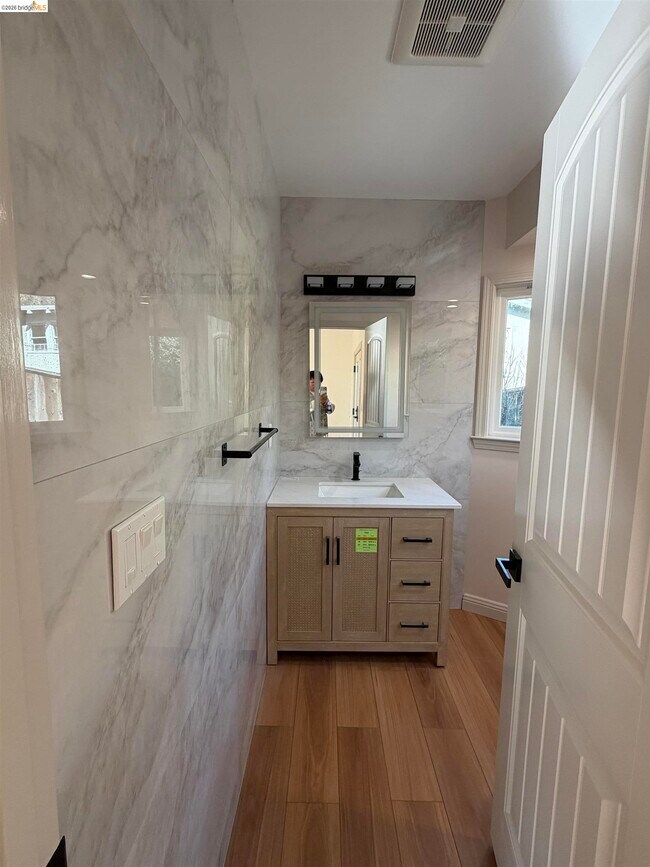 Building Photo - 83 Alamo Ave