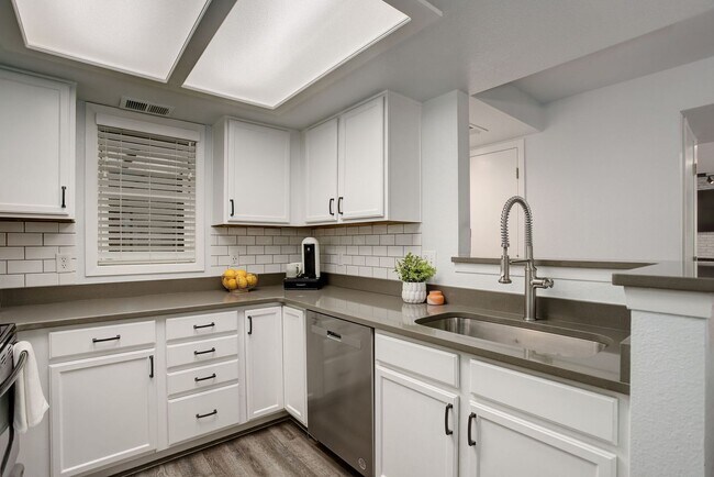 Building Photo - Modern 1BR | Prime Boulder + Gold Run Perks