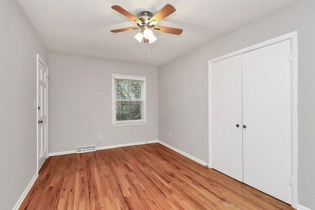 Building Photo - 3BD/1BA All Brick Ranch on One Acre!