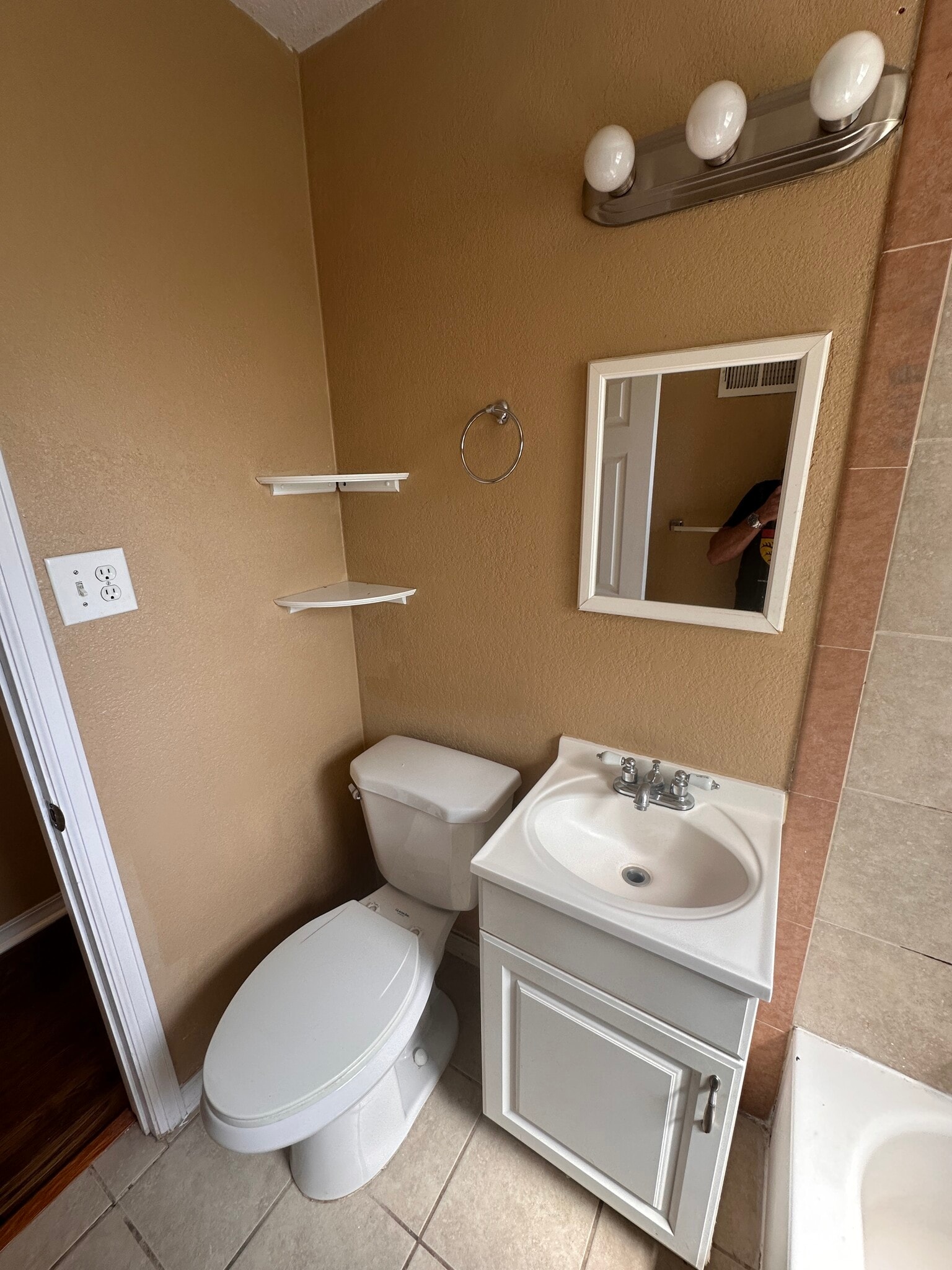 Upstairs Bath - 814 Julian St