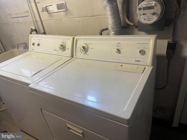 Building Photo - 7442 Forrest Ave