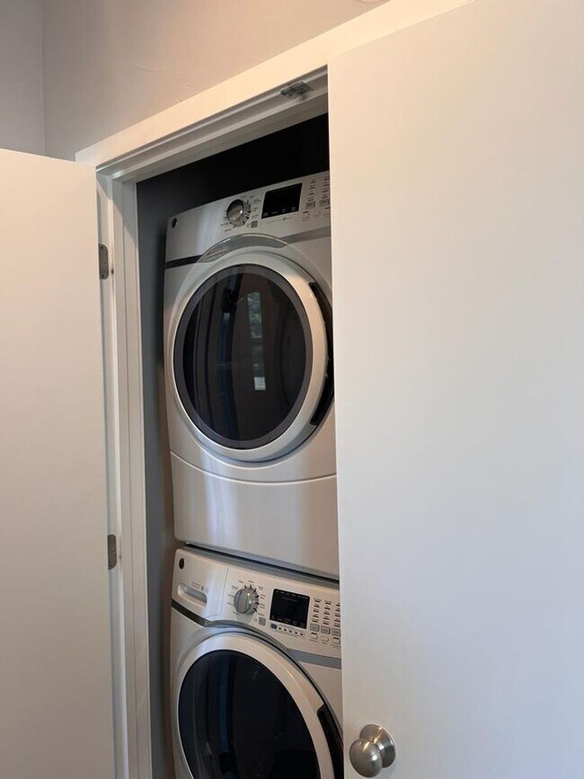 Building Photo - 1010 Mud Pie Ln