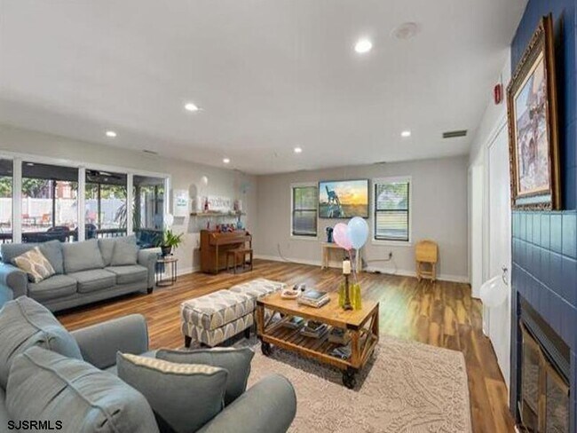 Building Photo - 2310 Dolphin Ave