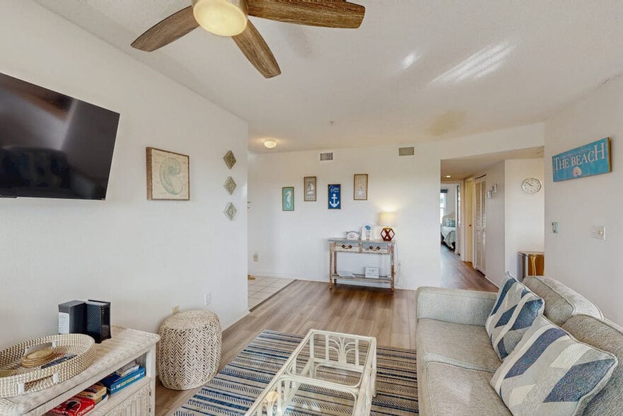 Building Photo - 3607 E Bay Dr