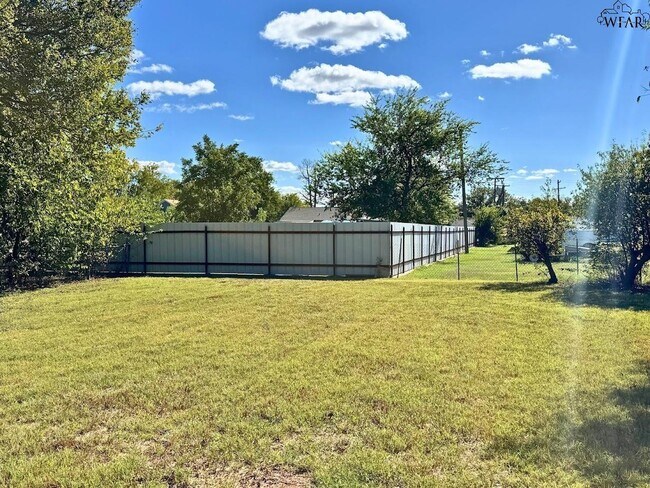 Building Photo - 405 Vaughn St