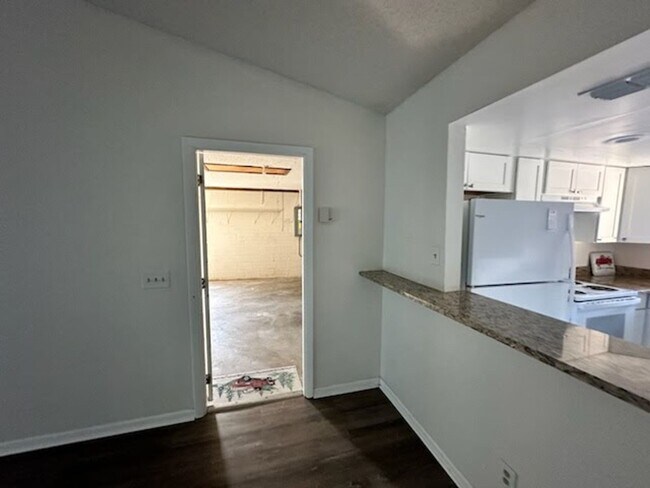 Building Photo - Beautiful home with backyard!