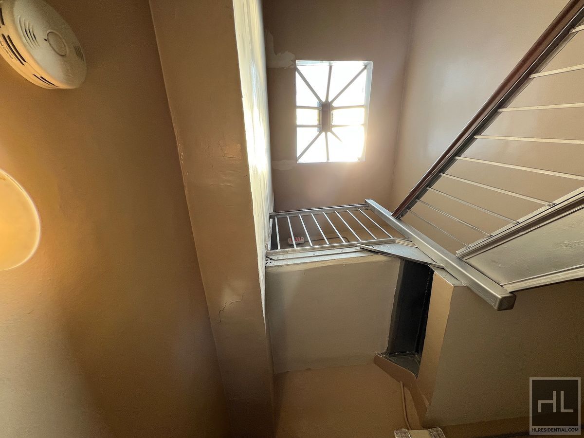 Building Photo - 2-Bedroom 1-Bathroom in an amazing Astoria  Location