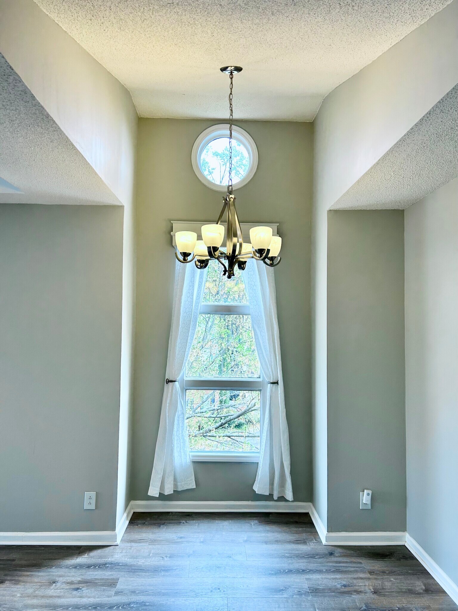 Dining room - 1101 E Morehead St