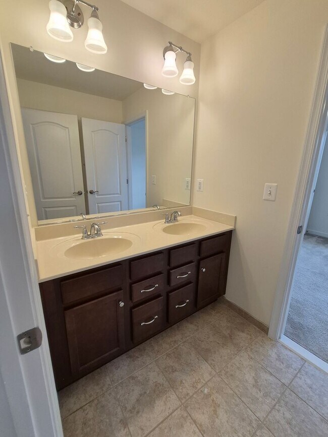 Building Photo - 15 Sweet William Dr