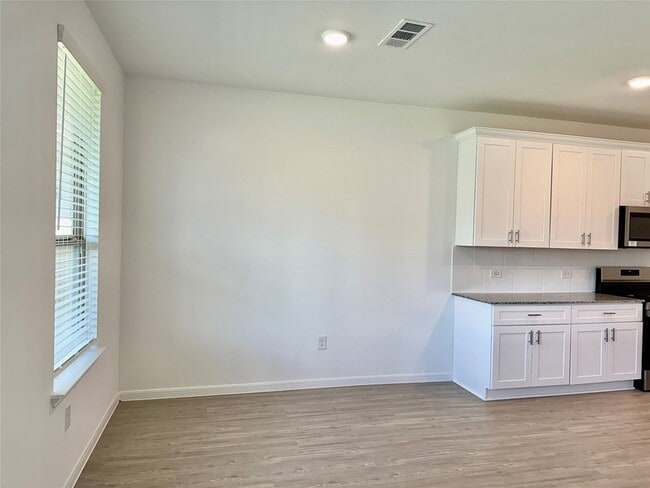 Building Photo - 16530 Pine Arrow Dr