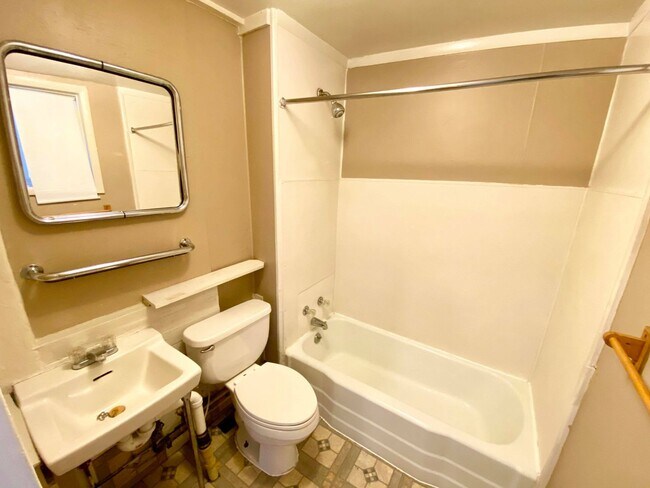 Building Photo - Charming 2BD/2BA Townhome in Butcher's Hill, Baltimore, MD!