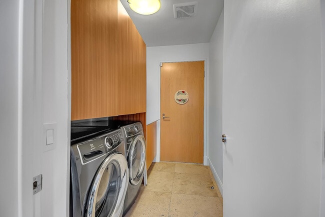 Building Photo - 7127 E Rancho Vista Dr